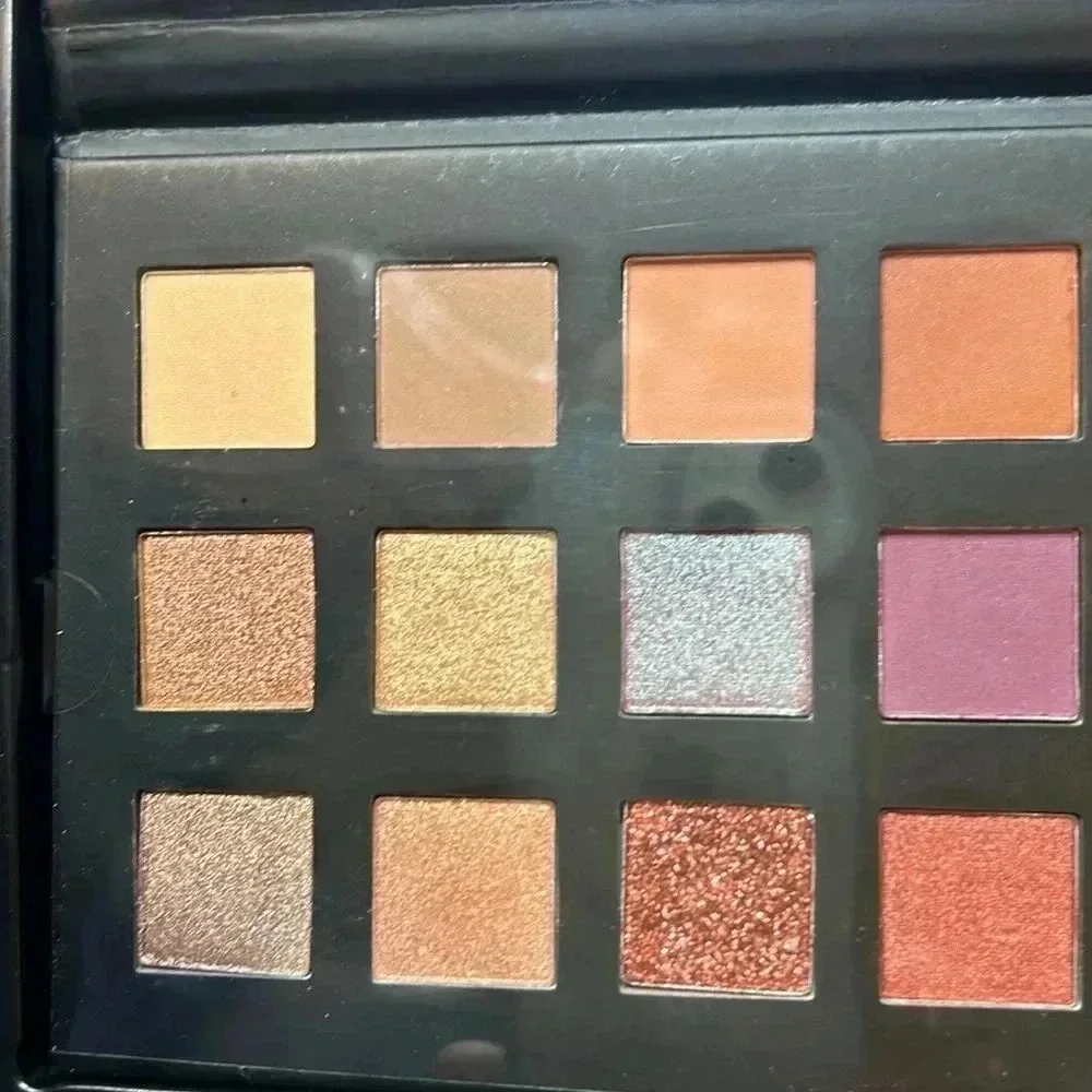 Seductive eyes eyeshadow palette. Mirrored compact with 18 shades.